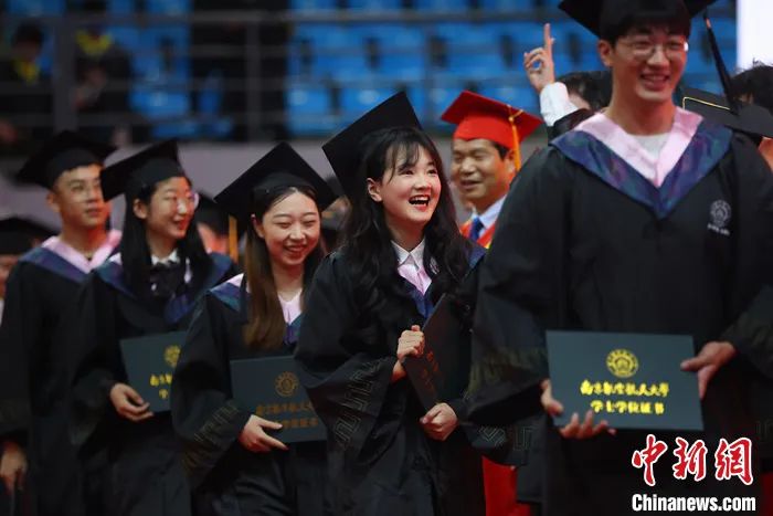 2022年6月21日,江苏南京,南京航空航天大学的毕业生们登台领取毕业证书。<a target='_blank' href='/'>中新社</a>记者 泱波 摄 2022年6月21日,江苏南京,南京航空航天大学的毕业生们登台领取毕业证书。<a target='_blank' href='/'>中新社</a>记者 泱波 摄