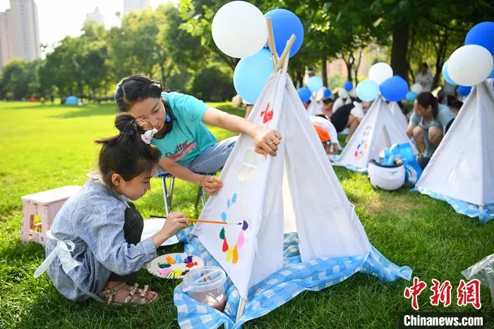 2022年7月31日,山西太原,家长与孩子共同绘制帐篷涂鸦,享受夏日假期时光。<a target='_blank' href='/'>中新社</a>记者 武俊杰 摄 2022年7月31日,山西太原,家长与孩子共同绘制帐篷涂鸦,享受夏日假期时光。<a target='_blank' href='/'>中新社</a>记者 武俊杰 摄